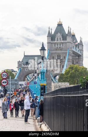Tower Bridge da Tower Bridge Approach, Tower Hill, London Borough of Tower Hamlets, Greater London, England, United Kingdom Foto Stock
