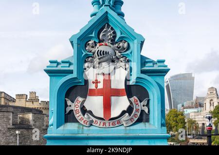 Stemma sulla lampada del Tower Bridge, Tower Bridge Approach, Tower Hill, London Borough of Tower Hamlets, Greater London, England, United Kingdom Foto Stock