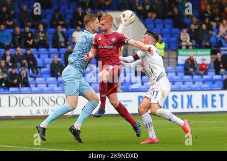 Tomas Holy, il portiere di Carlisle United rivendica la palla mentre Morgan Feeney di Carlisle United corre davanti a Josh Hawkes di Tranmere Rovers. EFL Skybet Football League Two match, Tranmere Rovers / Carlisle Utd a Prenton Park, Birkenhead, Wirral sabato 29th ottobre 2022. Questa immagine può essere utilizzata solo per scopi editoriali. Solo per uso editoriale, licenza richiesta per uso commerciale. Non è utilizzabile nelle scommesse, nei giochi o nelle pubblicazioni di singoli club/campionati/giocatori.pic di Chris Stading/Andrew Orchard SPORTS photography/Alamy Live News Foto Stock