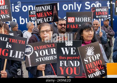 Londra, Regno Unito. 29 Ott 2022. I manifestanti indù tengono i cartelli alla Broadcasting House e consegnano una lettera aperta alla BC che mette in dubbio la propensione continua della società contro Hindus & India. In particolare, si dice che la relazione della BBC sui recenti scontri a Leicester e a Birmingham non abbia incluso i punti di vista indù e che la loro relazione sul coinvolgimento dell'Huntva di estrema destra non sia sostenuta da alcuna prova. Peter Marshall/Alamy Live News Foto Stock