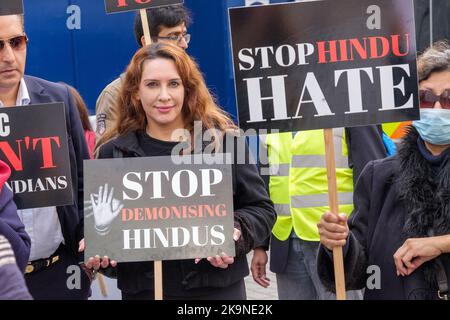 Londra, Regno Unito. 29 Ott 2022. I manifestanti indù tengono i cartelli alla Broadcasting House e consegnano una lettera aperta alla BC che mette in dubbio la propensione continua della società contro Hindus & India. In particolare, si dice che la relazione della BBC sui recenti scontri a Leicester e a Birmingham non abbia incluso i punti di vista indù e che la loro relazione sul coinvolgimento dell'Huntva di estrema destra non sia sostenuta da alcuna prova. Peter Marshall/Alamy Live News Foto Stock