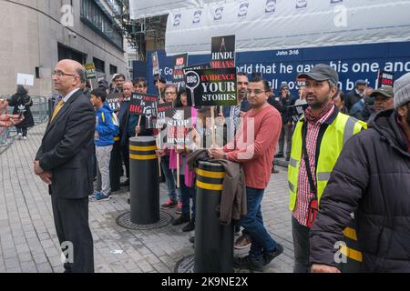 Londra, Regno Unito. 29 Ott 2022. I manifestanti indù tengono i cartelli alla Broadcasting House e consegnano una lettera aperta alla BC che mette in dubbio la propensione continua della società contro Hindus & India. In particolare, si dice che la relazione della BBC sui recenti scontri a Leicester e a Birmingham non abbia incluso i punti di vista indù e che la loro relazione sul coinvolgimento dell'Huntva di estrema destra non sia sostenuta da alcuna prova. Peter Marshall/Alamy Live News Foto Stock