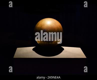 La sfera dorata serve come urna per gli asidi di Nikola Tesla, Museo Nicola Tesla, Belgrado, Serbia Foto Stock