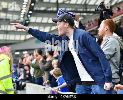 Brighton, Regno Unito. 29th Ott 2022. Un fan di Brighton si anima durante la partita della Premier League tra Brighton & Hove Albion e Chelsea all'Amex il 29th 2022 ottobre a Brighton, Inghilterra. (Foto di Jeff Mood/phcimages.com) Credit: PHC Images/Alamy Live News Foto Stock