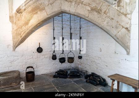 Glastonbury, Regno Unito - 1 settembre 2022: Vista interna della cucina dell'Abbot all'Abbazia di Glastonbury Foto Stock