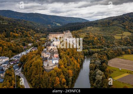 Oravsky Podzamok, Slovacchia - 28 settembre, 2022: Paesaggio aereo del Castello di Orava e il villaggio di Oravksy Podzamok a fine autunno Foto Stock