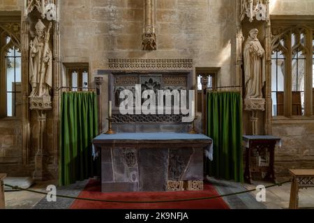 St Davids, Regno Unito - 28 agosto 2022: Vista di una delle cappelle laterali storiche all'interno della Cattedrale di St Davids nel Pembrokeshire Foto Stock