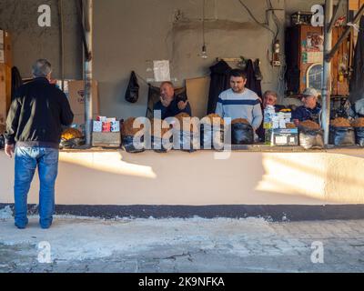 Batumi, Georgia. 10.22.2022 venditori di tabacco al lavoro. Mercato orientale. Mercato georgiano. Persone emotive. Vendita di beni. Prodotti per il fumo. Varietà di t Foto Stock