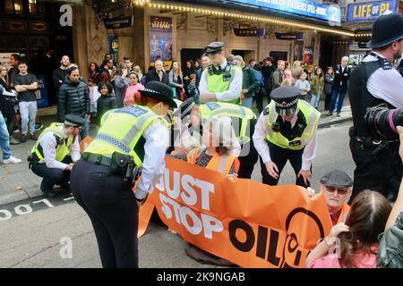 basta fermare i manifestanti del petrolio bloccare la scharing cross road londra il 29th ottobre 2022 Foto Stock