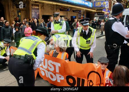 basta fermare i manifestanti del petrolio bloccare la scharing cross road londra il 29th ottobre 2022 Foto Stock