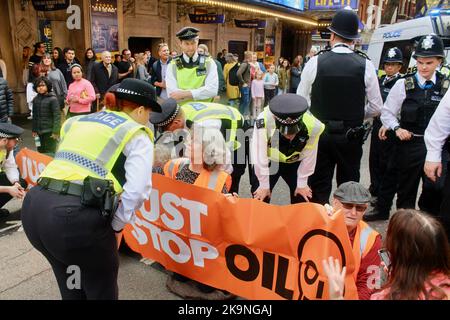 basta fermare i manifestanti del petrolio bloccare la scharing cross road londra il 29th ottobre 2022 Foto Stock