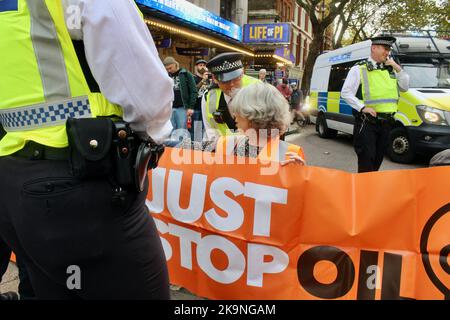 basta fermare i manifestanti del petrolio bloccare la scharing cross road londra il 29th ottobre 2022 Foto Stock