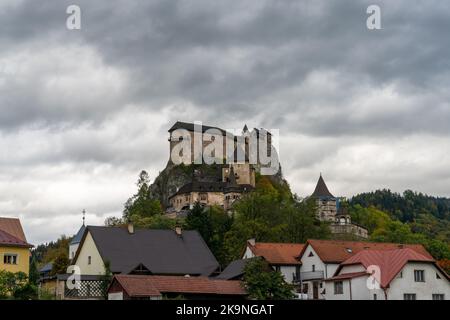 Oravsky Podzamok, Slovacchia - 28 settembre, 2022: Vista del castello medievale di Orava in autunno sotto un cielo tempestoso Foto Stock