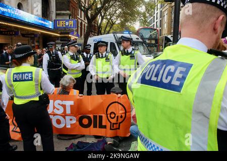 basta fermare i manifestanti del petrolio bloccare la scharing cross road londra il 29th ottobre 2022 Foto Stock