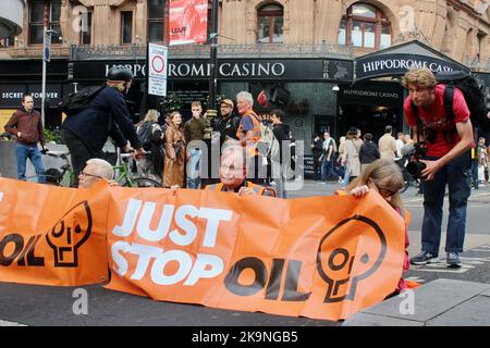 basta fermare i manifestanti del petrolio bloccare la scharing cross road londra il 29th ottobre 2022 Foto Stock