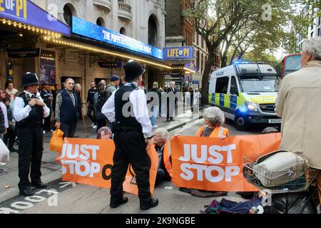 basta fermare i manifestanti del petrolio bloccare la scharing cross road londra il 29th ottobre 2022 Foto Stock