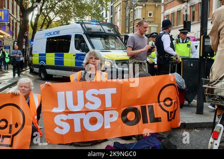 basta fermare i manifestanti del petrolio bloccare la scharing cross road londra il 29th ottobre 2022 Foto Stock