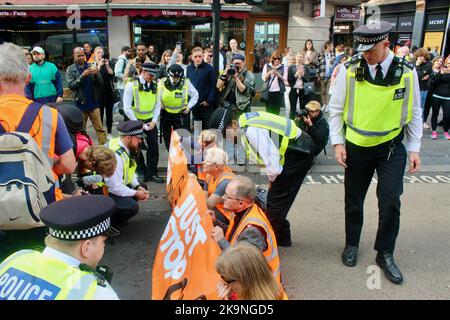 basta fermare i manifestanti del petrolio bloccare la scharing cross road londra il 29th ottobre 2022 Foto Stock