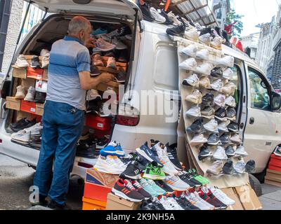 Uomo che vende snickers, scarpe sportive dalla sua auto a Beyouglu, Istanbul, Turchia Foto Stock