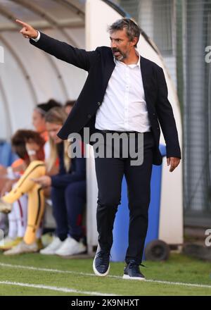 Milano, Italia, 29th ottobre 2022. Alessandro Spugna allenatore capo di AS Roma reagisce durante la Serie A Femminile allo Stadio Ernesto Breda, Sesto San Giovanni. L'immagine di credito dovrebbe essere: Jonathan Moskrop / Sportimage Foto Stock