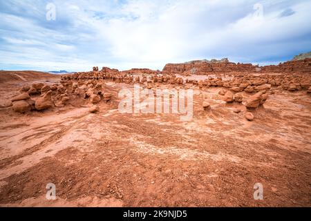 Vista grandangolare sul sentiero escursionistico del Goblin Valley state Park, Utah, con il paesaggio naturale della valle desertica e le formazioni rocciose di arenaria di Hoodoo Foto Stock