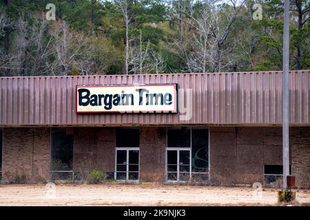 Vecchio centro commerciale abbandonato e delapidato con negozio a tempo di affare chiuso o in bancarotta nella piccola città rurale del sobborgo di Jack, Alabama Foto Stock