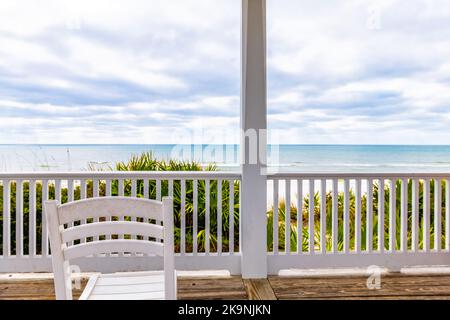 Seaside, Florida gazebo in legno bianco architettura padiglione con Golfo del Messico oceano lungomare vista spiaggia, sedia da ringhiera Foto Stock