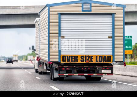 Ridimensionare il rimorchio del rimorchio del rimorchio del rimorchio del carico del rimorchio del veicolo che trasporta la casa mobile del modulo sulla strada di autostrada di Interstate del North Carolina Foto Stock