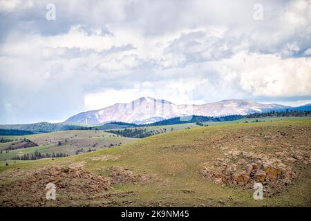 La contea di Gunnison ha un paesaggio di canyon desertico con il monte Crested Butte in lontananza dalla neve in Colorado in estate Foto Stock