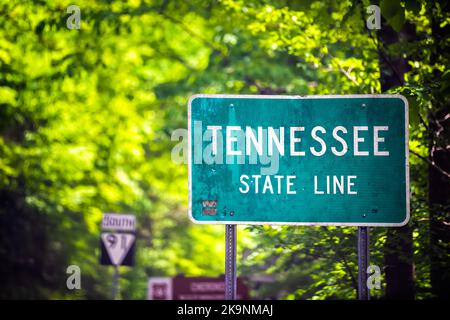 Benvenuto al segnale autostradale Tennessee Road con confine di stato della Virginia da Great Smoky Mountains National Park Forest in campagna sfondo Foto Stock