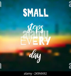 Piccoli passi ogni giorno. Citazione ispiratrice su sfondo sfocato e luminoso. Detto positivo. Poster motivazionale o design della scheda. Illustrazione Vettoriale