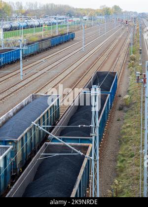 Poland, Warsaw - Railway carriages filled with coal. Transport of coal by rail. Foto Stock