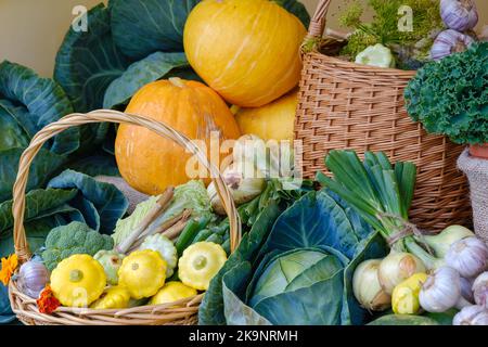 Cestini e vegetali sul mercato agricolo Foto Stock