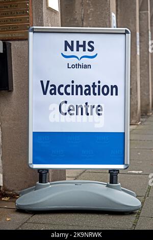 Cartello NHS Lothian Vaccination Centre fuori da una pratica medica a Stockbridge, Edimburgo, Scozia, Regno Unito. Foto Stock