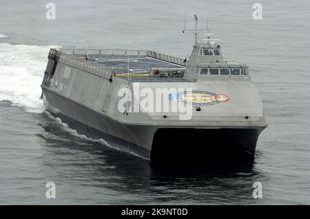 Il Littoral Surface Craft-Experimental LSC(X), sviluppato dall'Office of Naval Research and Christened Sea Fighter (FSF-1) una nave sperimentale da combattimento litoranea in servizio con la Marina degli Stati Uniti Foto Stock