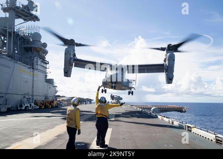 Un velivolo tiltrotto Osprey MV-22 assegnato a Marine Medium Tiltrotor Squadron (VMM) 262 (rinforzato) decolora dalla nave d'assalto anfibio USS Tripoli (LHA 7) Foto Stock