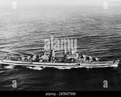 USS San Diego in corso nel 1944 la seconda USS San Diego (CL-53) fu un incrociatore leggero di classe Atlanta della Marina degli Stati Uniti, Foto Stock