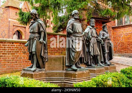 MALBORK (POLONIA), 21 SETTEMBRE 2020, statue dei maggiori maestri dell'Ordine Teutonico al Castello Teutonico medievale di Malbork (Polonia). Foto Stock