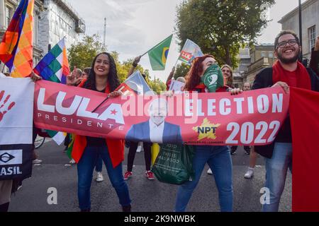 Londra, Regno Unito. 29th ottobre 2022. Lula tifosi a Whitehall. Brasiliani e sostenitori britannici hanno marciato nel centro di Londra presso l'Ambasciata del Brasile a sostegno di Lula (Luiz Inacio Lula da Silva), che corre contro Jair Bolsonaro nelle elezioni presidenziali in Brasile. Credit: Vuk Valcic/Alamy Live News Foto Stock