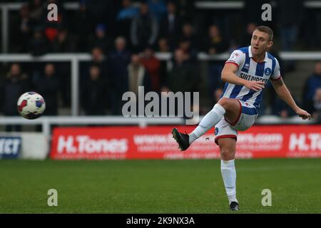 David Ferguson di Hartlepool United attraversa una palla durante la partita della Sky Bet League 2 tra Hartlepool United e Grimsby Town a Victoria Park, Hartlepool, sabato 29th ottobre 2022. (Credit: Michael driver | MI News) Credit: MI News & Sport /Alamy Live News Foto Stock