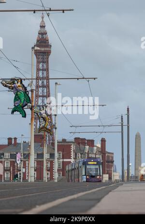 Passando Blackpool Pleasant Street con la torre di Blackpool in vista, è Blackpool e Fleetwood tram Bombardier Flexity tram 001 Foto Stock