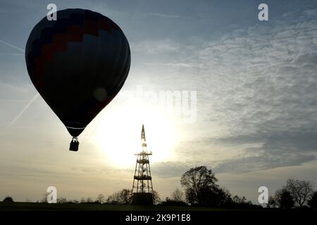 Cizovka, Repubblica Ceca. 29th Ott 2022. La mongolfiera del Ballon team Bila Hlina sorvola la torre panoramica Cizovka nella regione del Paradiso Boemo durante il soleggiato giorno autunnale nella Repubblica Ceca. (Credit Image: © Slavek Ruta/ZUMA Press Wire) Credit: ZUMA Press, Inc./Alamy Live News Foto Stock