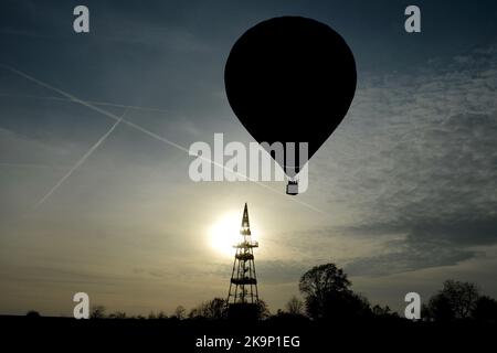 Cizovka, Repubblica Ceca. 29th Ott 2022. La mongolfiera del Ballon team Bila Hlina sorvola la torre panoramica Cizovka nella regione del Paradiso Boemo durante il soleggiato giorno autunnale nella Repubblica Ceca. (Credit Image: © Slavek Ruta/ZUMA Press Wire) Credit: ZUMA Press, Inc./Alamy Live News Foto Stock