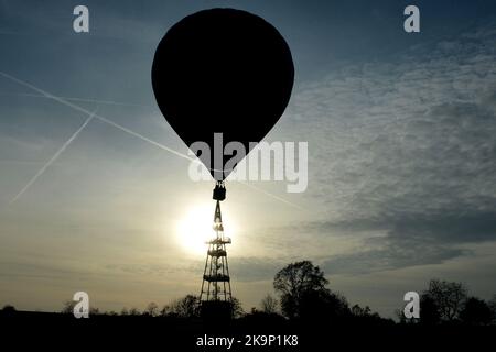 Cizovka, Repubblica Ceca. 29th Ott 2022. La mongolfiera del Ballon team Bila Hlina sorvola la torre panoramica Cizovka nella regione del Paradiso Boemo durante il soleggiato giorno autunnale nella Repubblica Ceca. (Credit Image: © Slavek Ruta/ZUMA Press Wire) Credit: ZUMA Press, Inc./Alamy Live News Foto Stock