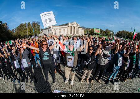 Monaco, Baviera, Germania. 29th Ott 2022. Gli iraniani della città di Monaco, Germania, hanno dimostrato per i diritti delle donne iraniane che chiedono l'uguaglianza dopo la morte di Jina Mahsa Amini e di molti altri uccisi dalle forze di regime nelle proteste successive. Nonostante la difficile situazione dei diritti internazionali delle donne, i gruppi femministi di Monaco hanno ripetuto il loro modello di non sostenere le cause dei diritti delle donne in Asia, nel sud del mondo e nelle nazioni non bianche . Le prime proteste iniziarono dopo i funerali di Amini nella città di Saqqez, mentre le donne iniziarono a rimuovere i loro hijab e poi b Foto Stock