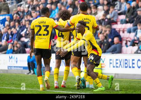 Joao Pedro (10) di Watford celebra il suo obiettivo con i compagni di squadra durante la partita del campionato Sky Bet tra Wigan Athletic e Watford al DW Stadium di Wigan sabato 29th ottobre 2022. (Credit: Mike Morese | MI News) Credit: MI News & Sport /Alamy Live News Foto Stock