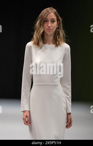 Madrid, Spagna. 29th Ott 2022. La modella cammina lungo la pista alla sfilata di moda Nicolas Montenegro durante la settimana della moda di Madrid del 1001 Bodas (Weddings) all'Ifema di Madrid. Credit: SOPA Images Limited/Alamy Live News Foto Stock