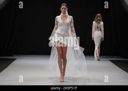 Madrid, Spagna. 29th Ott 2022. La modella cammina lungo la pista alla sfilata di moda Nicolas Montenegro durante la settimana della moda di Madrid del 1001 Bodas (Weddings) all'Ifema di Madrid. Credit: SOPA Images Limited/Alamy Live News Foto Stock