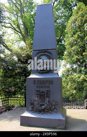 Monumento-obelisco di Chopin, nel parco al luogo di nascita di Frederic Chopin, compositore polacco classico, installato nel 1894, Zelazowa Wola, Polonia Foto Stock