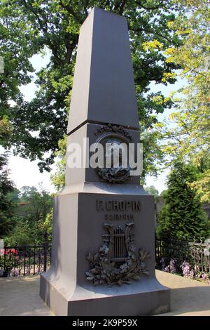 Monumento-obelisco di Chopin, nel parco al luogo di nascita di Frederic Chopin, compositore polacco classico, installato nel 1894, Zelazowa Wola, Polonia Foto Stock